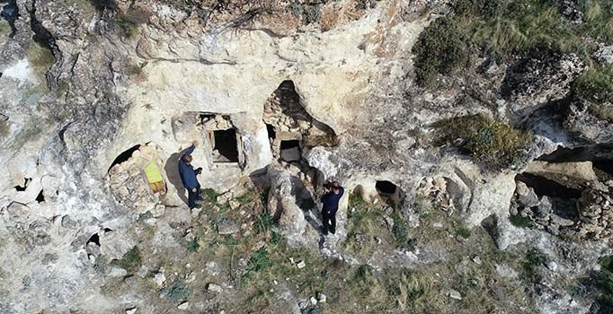 Türkiye'de ilk olabilir... Diyarbakır'da Süryanice kitabeli kaya mezarı bulundu