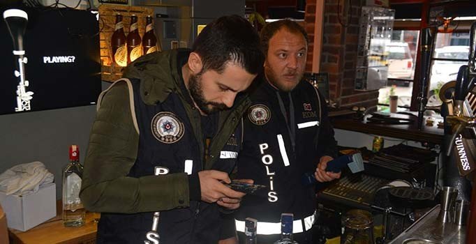 Adana'da 300 polisle dev baskın: 4 şüpheli yakalandı, yüzlerce şişe sahte içki ele geçirildi