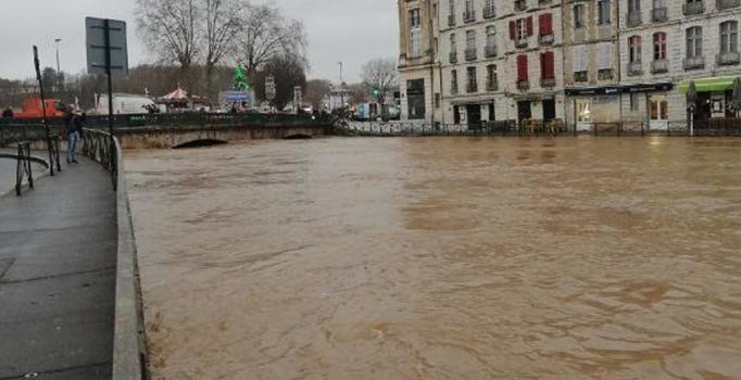 Fransa’da sel felaketi: 2 ölü, 5 yaralı