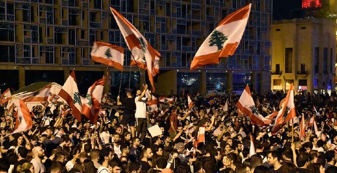 Lübnan'da tansiyon yine yükseldi! Göstericiler ile polis çatıştı