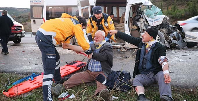 Çanakkale'de işçi minibüs ile vinç çarpıştı: 12 yaralı