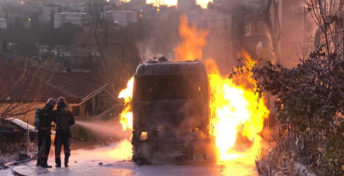 Facia ucuz atlatıldı! Kamyon damperi elektrik hatlarını kopardı