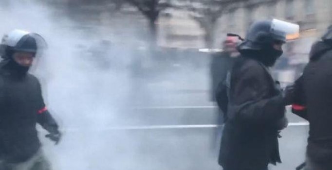 Fransa’da genel grev sürüyor: Polisten biber gazıyla müdahale