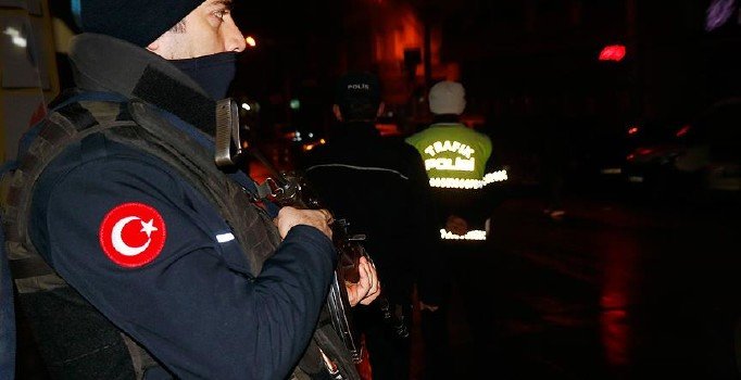 İzmir'de bir haftada 371 şüpheli yakalandı