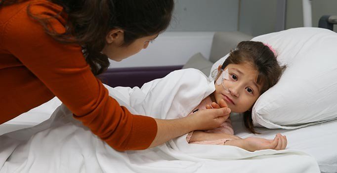 Mantar zehirlenmesi yaşayan kız annesinden alınan dokuyla kurtuldu