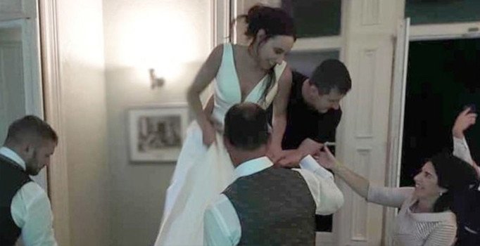 Yeni evli çift, henüz düğün sürerken ayrılmaya karar verdi