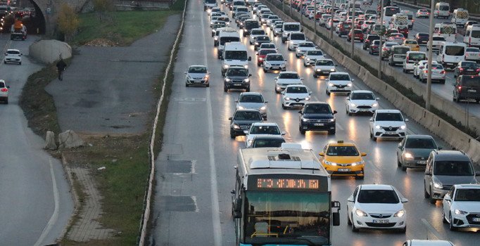Emniyet şeridine giren sürücülere ceza yağdı