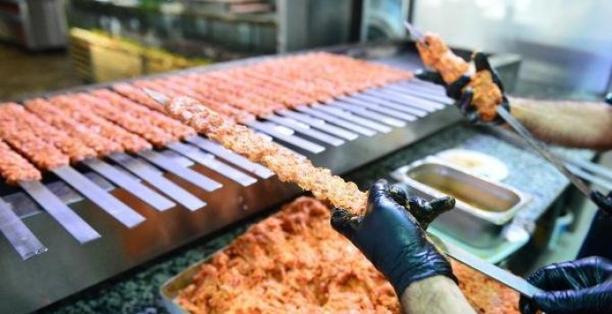 Ucuz Adana kebabında odun talaşı hilesi