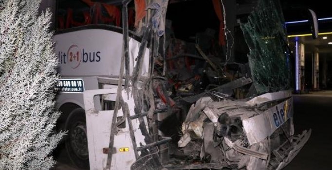 Yolcu otobüsü kamyonla çarpıştı: 1'i ağır 10 yaralı