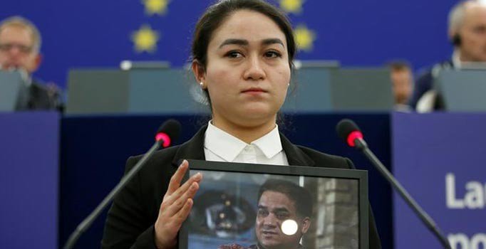 Uygur Türkü yazar Tohti'nin ödülü, kızı İlham Cevher'e verildi