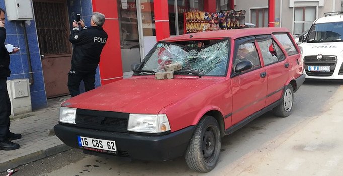 Babasıyla tartışan kişi, kaldırım taşlarıyla otomobile zarar verdi