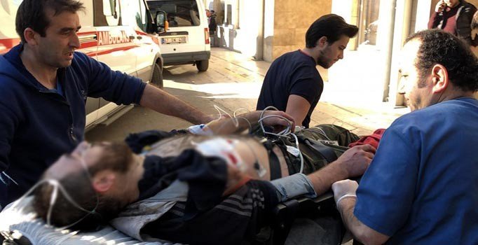 Domuz avında arkadaşını vurdu