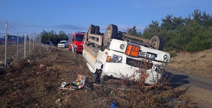 Edirne'de freni patlayan yakıt tankeri takla attı