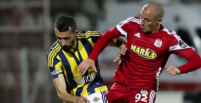 Fenerbahçe 2013-14 sezonu gol kralı Aatif Chahechouhe ile el sıkıştı