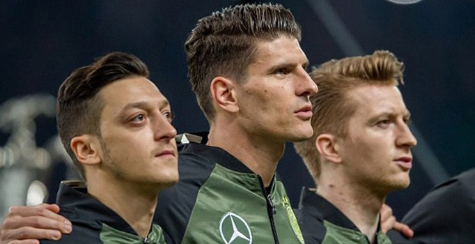 Almanya'da ırkçı lider hedefine Türk asıllı yıldız Mesut Özil'i koydu