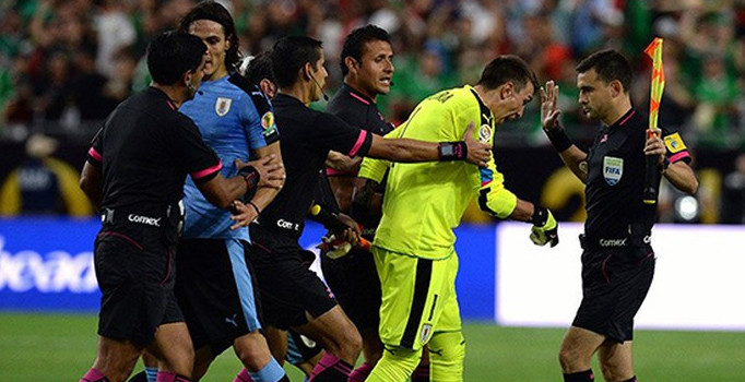 Copa America'da Muslera'yı sahada çıldırttılar