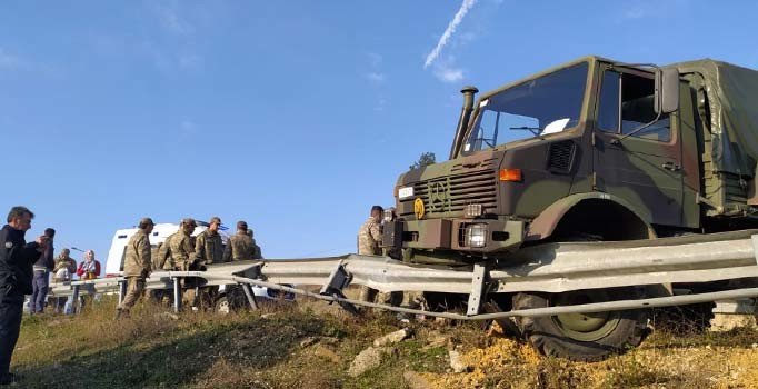 Edirne'de askeri araç bariyere çarptı: 8 asker yaralandı