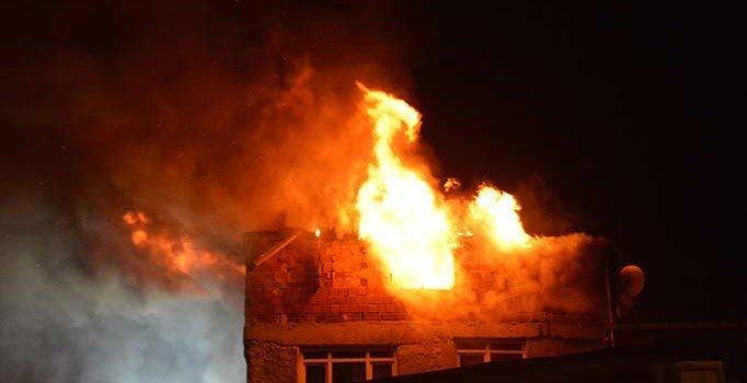 Beyoğlu’nda yangın: 2 binanın en üst katı kül oldu