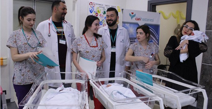 50 yaşında üçüzlerini kucağına aldı