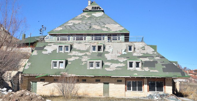 Uzan'ın harabeye dönen oteli satıldı