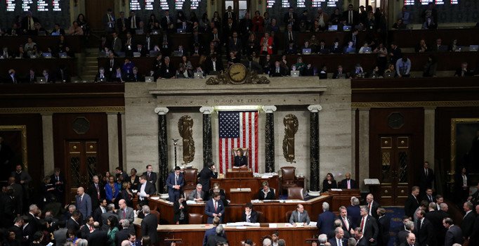 Trump'ın İran'a yönelik yetkilerini kısıtlayan tasarıya onay