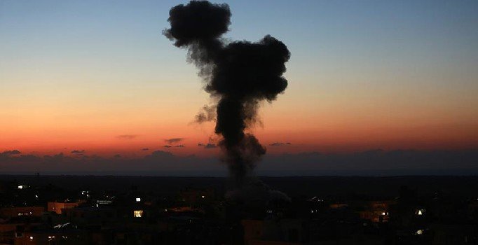 İsrail'den Gazze'de Hamas'a ait hedeflere hava saldırısı