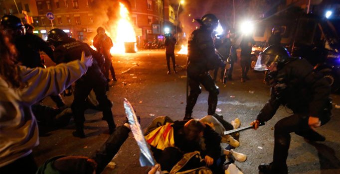 Ayrılıkçı Katalanların Barselona'da çıkardığı olaylarda 21 kişi yaralandı