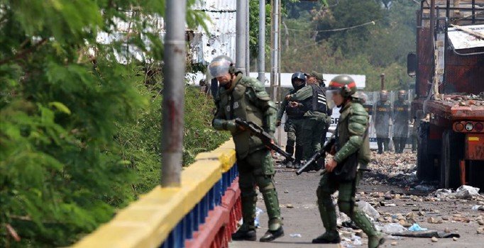 Venezuela-Kolombiya sınırında 16 uyuşturucu laboratuvarı imha edildi