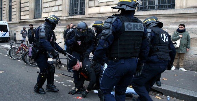 Fransa'da polis şiddeti cezasız kalmadı... Sarı Yelekli'ye tokata 4 ay hapis cezası