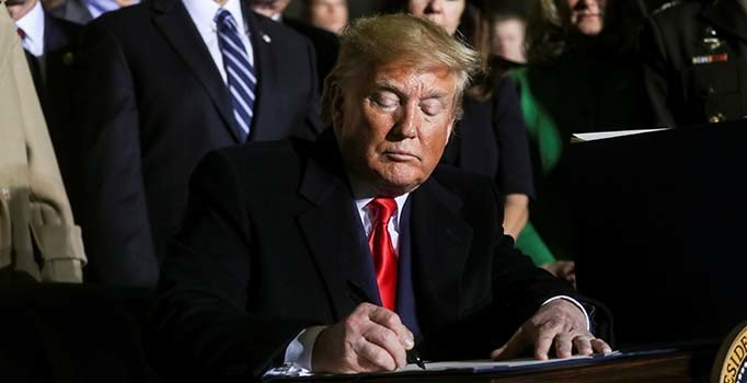 Trump, Türkiye'ye yaptırımları da içeren rekor bütçeyi imzaladı | Türk Akım da yaptırım listesinde