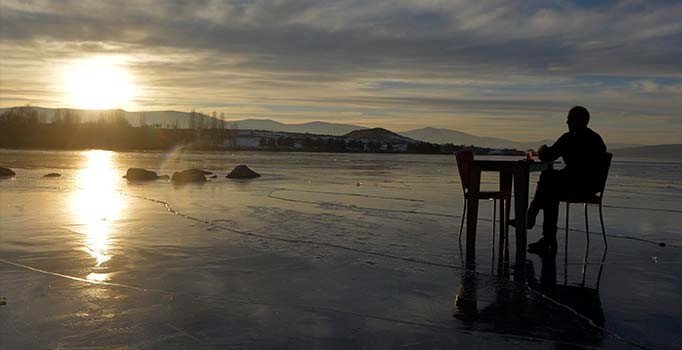 Çıldır Gölü buz tuttu, çay keyfi başladı