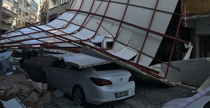 İstanbul'u lodos vurdu, Beyoğlu'nda bir binanın çatısı uçtu