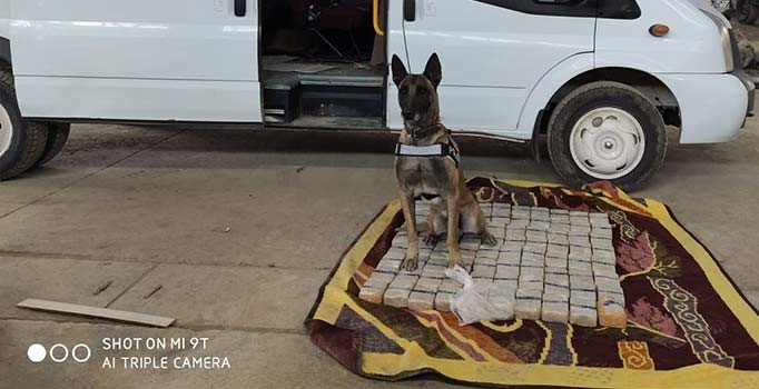 Van'da uyuşturucu baskını: Minibüsün tavanında 40 kilo eroin çıktı