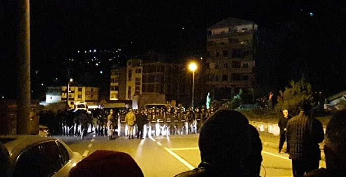 Uzungöl'de kaçak yapıların yıkımına başlandı