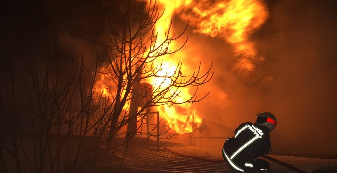 Bursa'da 2 fabrika yangında küle döndü