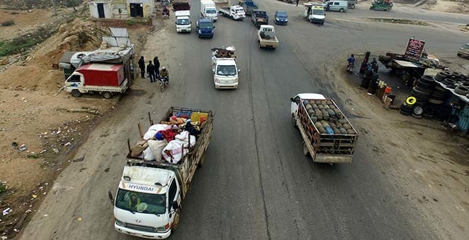 Son dakika! İdlib'den Türkiye sınırına 10 bin sivil daha göç etti