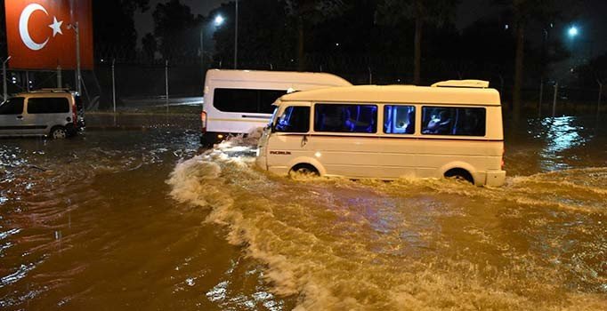 Adana'yı sağanak vurdu, vatandaş mahsur kaldı