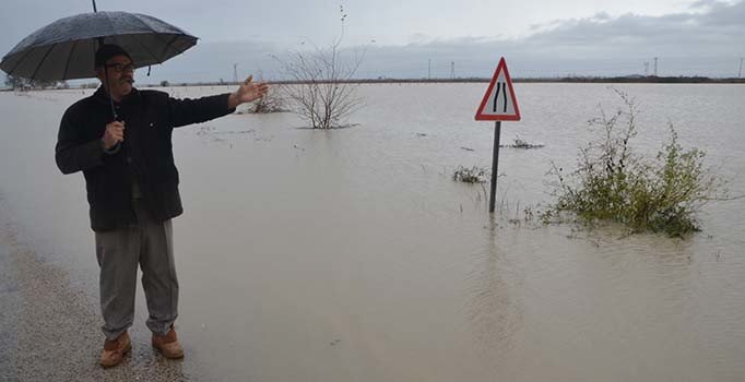 Adana'yı sağanak vurdu, Kozan-Ceyhan yolu da kapatıldı