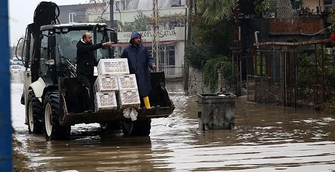 Adana'da sel seferberliği... Mahsur kalanlara kepçelerle ekmek dağıtıldı