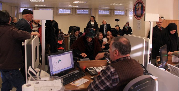 Ehliyet dedikodusu nüfus müdürlüklerinde yoğunluğa sebep oluyor