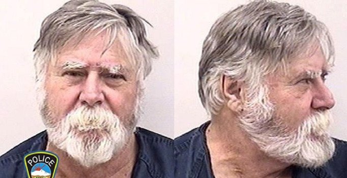 Çaldığı paraları 'Mutlu Noeller' diye bağırarak havaya saçtı