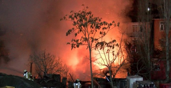Hurdalık alandaki yangın 2 gecekonduyu kül etti