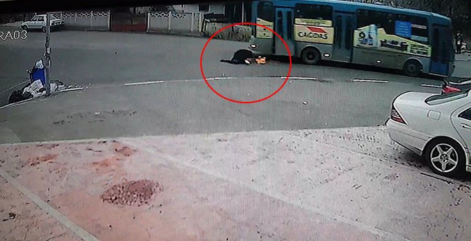 Seyir halindeyken halk otobüsünün kırılan kapısından düştü
