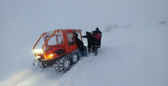 Kar nedeniyle mahsur kalan 4 kişinin imdadına AFAD ekipleri yetişti