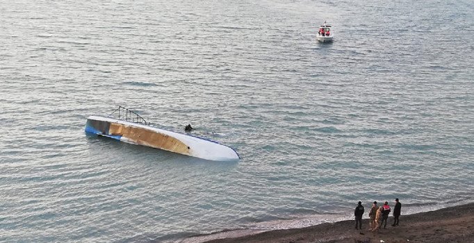 Van Gölü'nde göçmenleri taşıyan tekne battı
