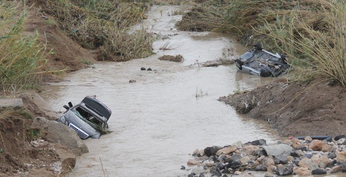 Adana'da sular çekildi, sele kapılan otomobiller ortaya çıktı