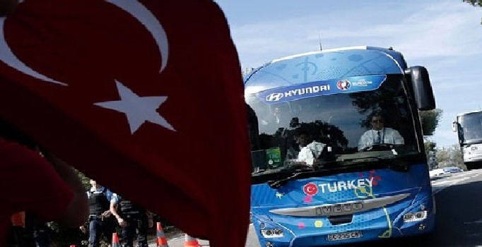 Milli Takım, havalimanından iner inmez beklenmedik manzarayla karşılaştı
