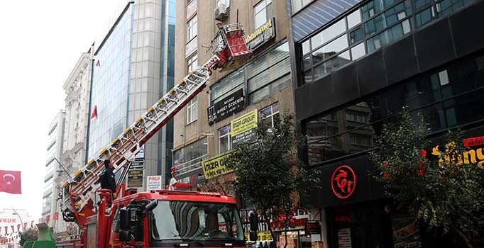 Elazığ'da peş peşe artçılar | Sivrice'de deprem paniği sürüyor