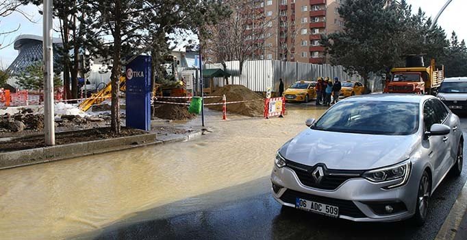 Gazi Mustafa Kemal Bulvarı'nda boru patladı, cadde sular altında kaldı