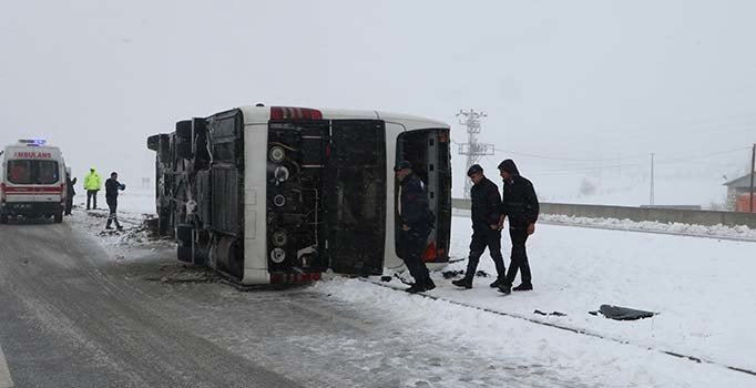 Karaman'da yolcu otobüsü devrildi: 22 kişi yaralandı